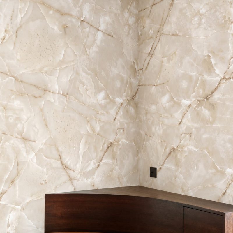 Marfil onyx corner with bare console
